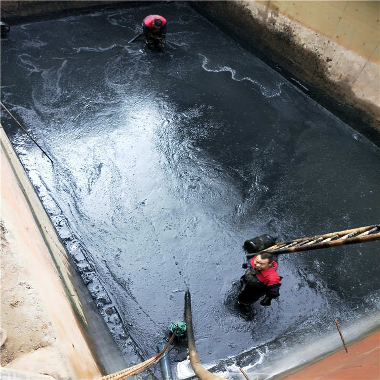 高石碑镇废水池清理