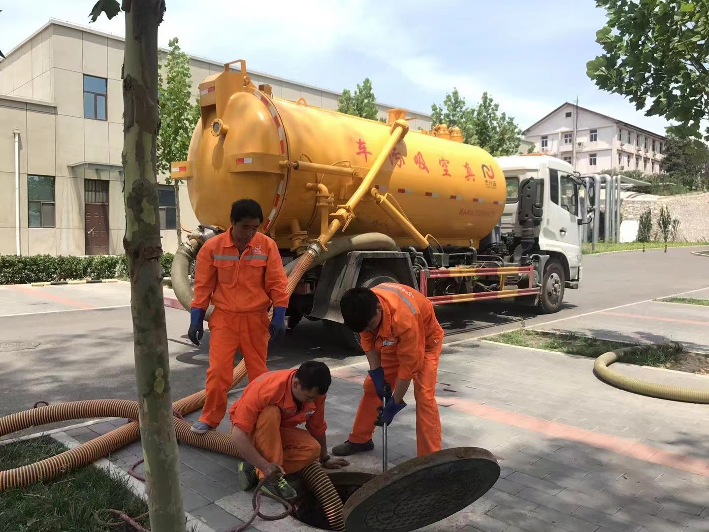 高石碑镇管道疏通车停在窨井附近