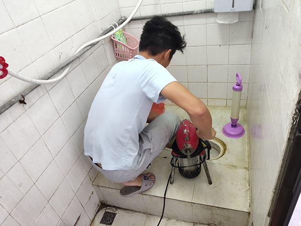 高石碑镇管道堵塞冒臭气 专业师傅现场解决问题