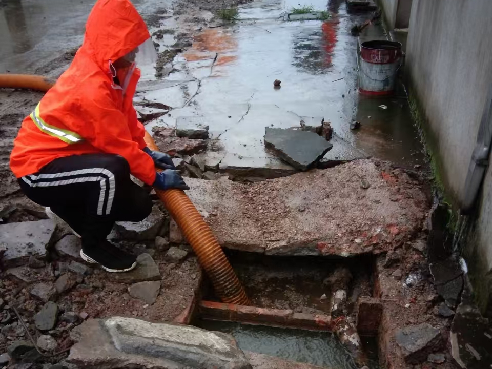 高石碑镇专业清理污水池 炜誉市政以规范流程守护城市 “肠道”