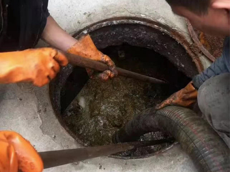 高石碑镇清理化粪池时如何避免沼气的危害？